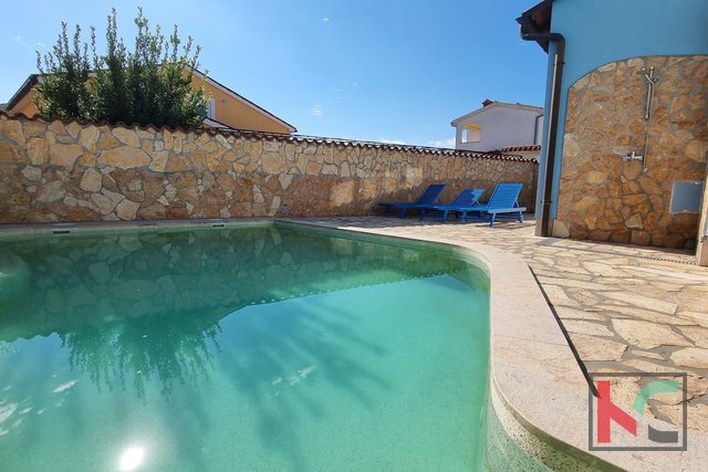 Istria, Barbariga, beautiful semi-detached house 192m2 with pool, quiet location, opportunity