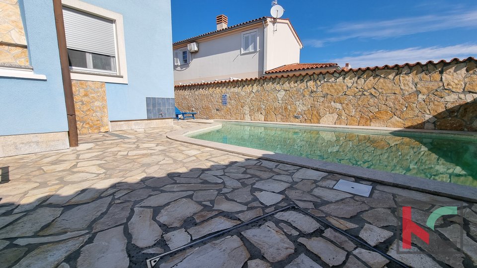 Istra, Barbariga, prekrasna dvojna kuća 192m2 s bazenom, mirna lokacija, prilika