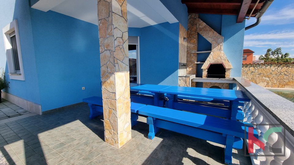 Истрия, Барбарига, красивый двухквартирный дом 192м2 с бассейном, тихое место, возможность