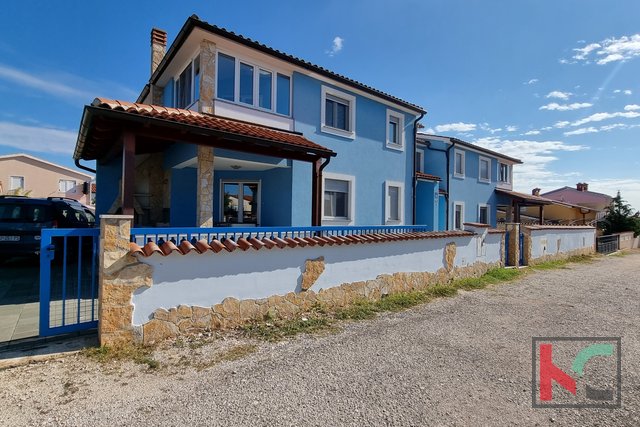 Istria, Barbariga, bella casa bifamiliare 192m2 con piscina, posizione tranquilla, opportunità