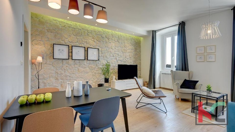 Istrien, Pula, Riva, renovierte Wohnung 129,37m2 mit drei Wohneinheitena