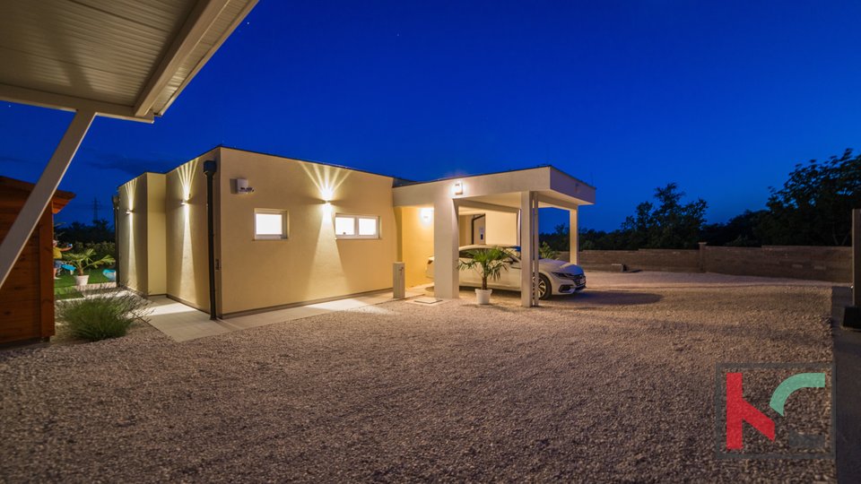 Istria, attractive low-energy house with a large swimming pool near Svetvinčent