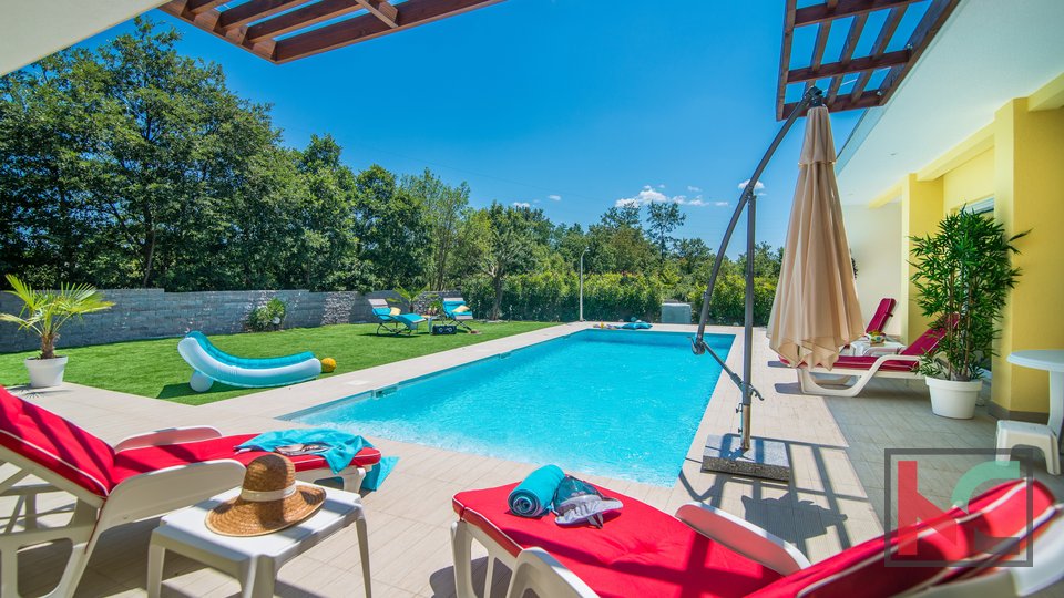 Istrien, attraktives Niedrigenergiehaus mit großem Swimmingpool in der Nähe von Svetvinčent