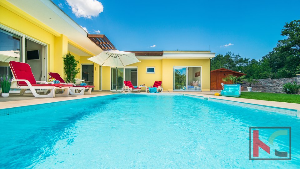 Istria, attractive low-energy house with a large swimming pool near Svetvinčent