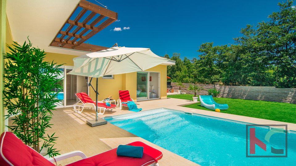 Istria, attractive low-energy house with a large swimming pool near Svetvinčent