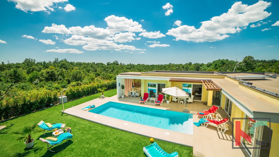 Istria, attractive low-energy house with a large swimming pool near Svetvinčent
