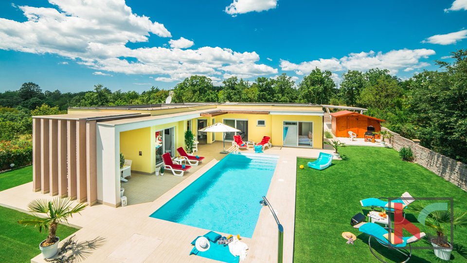 Istria, attractive low-energy house with a large swimming pool near Svetvinčent