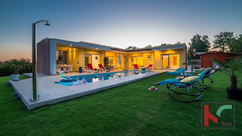 Istria, attractive low-energy house with a large swimming pool near Svetvinčent
