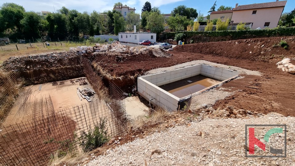 Istra, Loborika, kuća, započeta gradnja 365,40m2 na 1005m2 okućnice