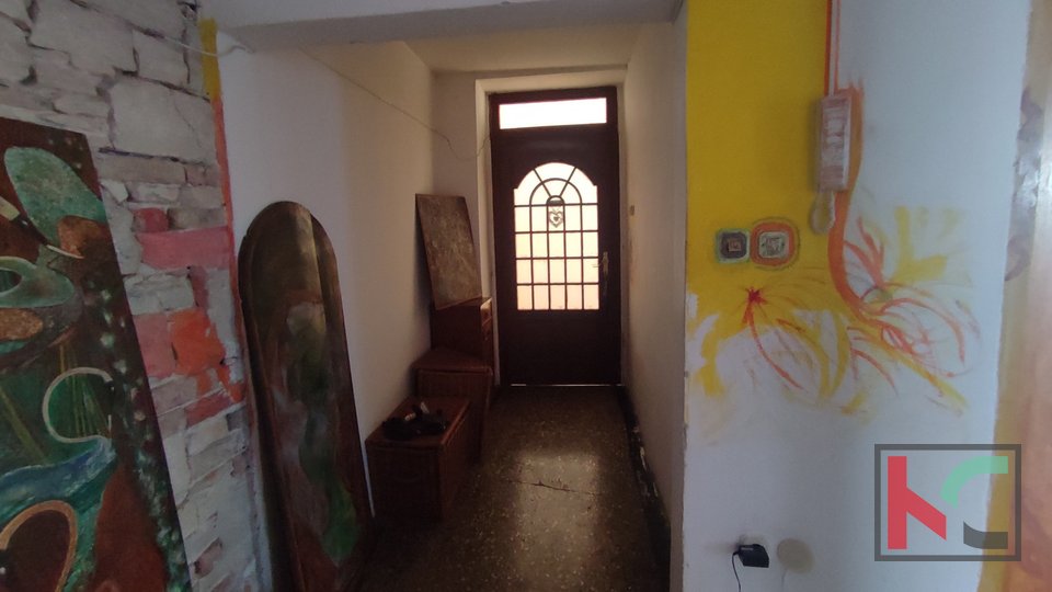 Istria, Pula, apartment 122.06 m2, for renovation, center, Giardini