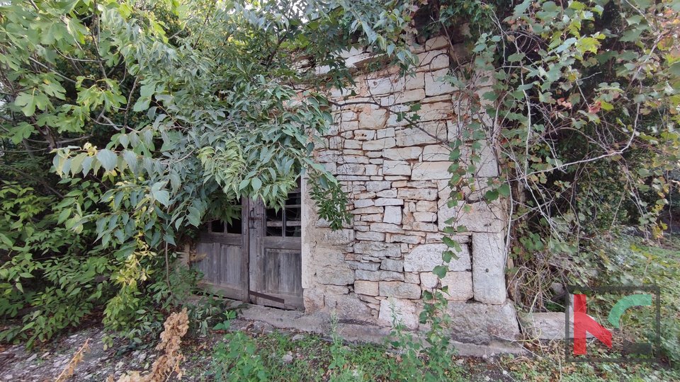Istria, Dignano, Peroj, rudere in pietra da ristrutturare con giardino 385m2, non lontano da Fasana, opportunità di investimento