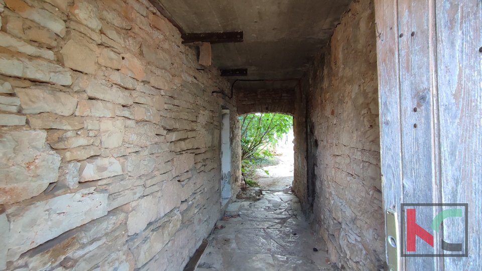 Istra, Vodnjan, Peroj, kamnita ruševina za obnovo z vrtom 385m2, nedaleč od Fažane, investicijska priložnost