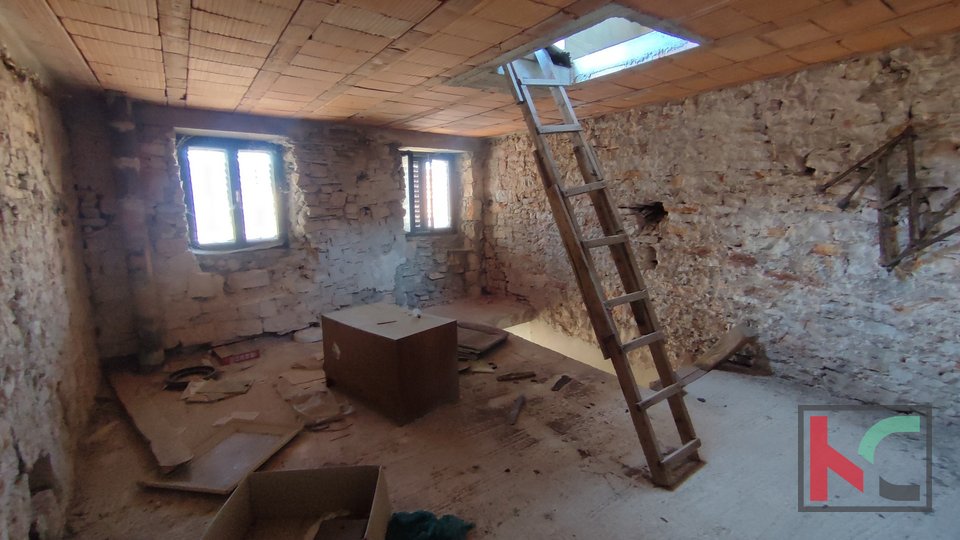 Istria, Vodnjan center, stone house 87 m2 with roof terrace