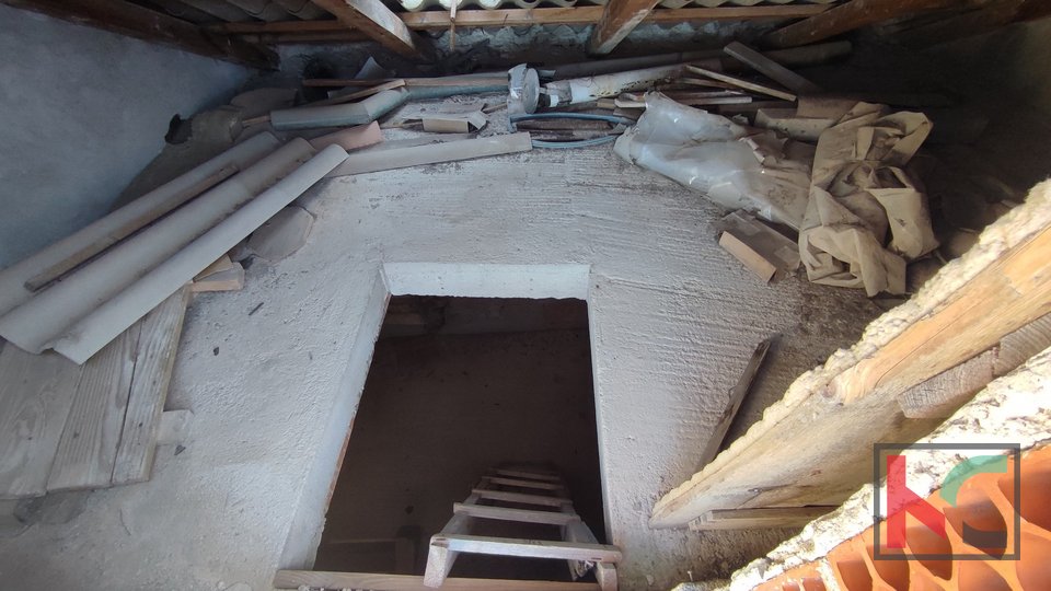Istra, Vodnjan center, kamnita hiša 87 m2 s strešno teraso