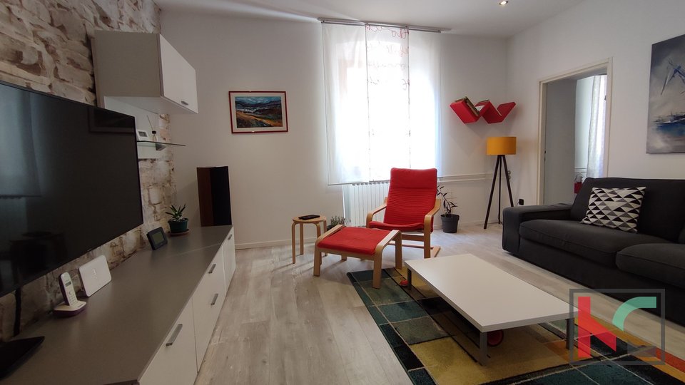 Istria, Pola, appartamento ristrutturato 2BR+DB 74,62 m2 in centro