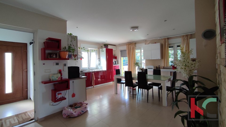 Istra, Pula, Veli vrh, hiša za bivanje in dva apartmaja, urejen vrt 460m2