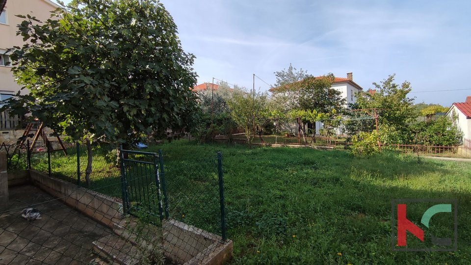 Istria, Pola, Veli vrh, casa per vivere e due appartamenti, giardino paesaggistico di 460m2