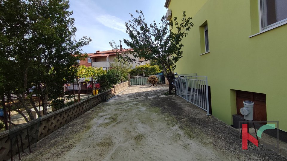 Istrien, Pula, Veli vrh, Haus zum Wohnen und zwei Wohnungen, Landschaftsgarten von 460m2