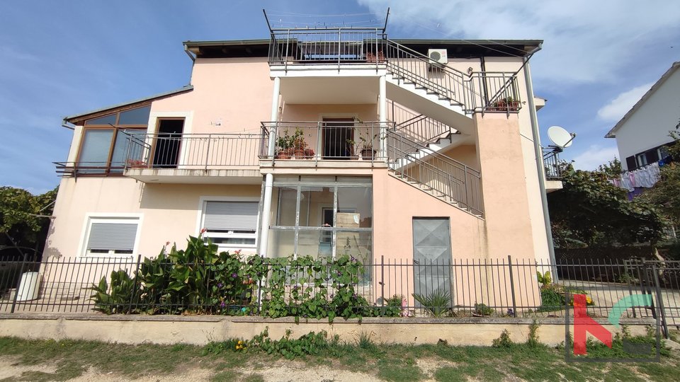 Istra, Pula, Valdebek, kuća 440m2 sa 4 dodatna apartmana, #prodaja