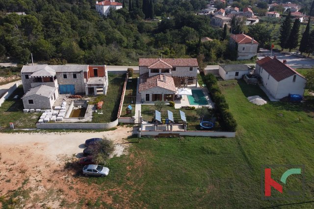 Istria, Divšići, villa in pietra con piscina, #vendita