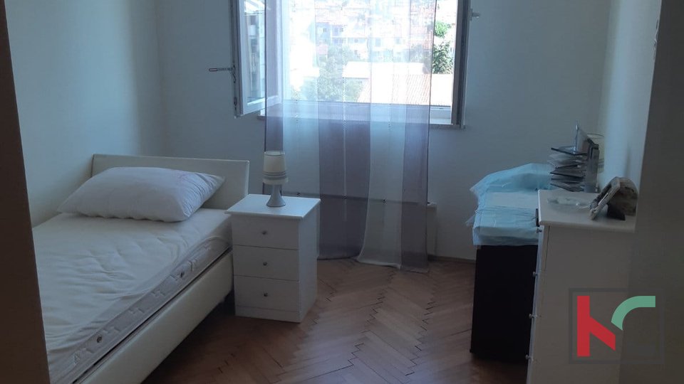 Pula, Kaštanjer, comfortable three-room apartment + bathroom + kitchen + dining room, 91 m2 + 3.5 m2, fifth floor #sale