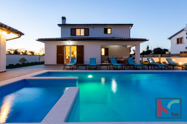 Prekrasna Villa u okolici Ližnjana, sa vlastitim bazenom, vrtnom kućicom i dvorištem sa više parkirnih natkrivenih mjesta #prodaja