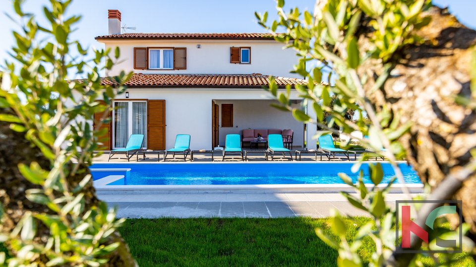 Bella villa nelle vicinanze di Lisignano, con piscina privata, casa giardino e cortile con diversi posti auto coperti #vendita