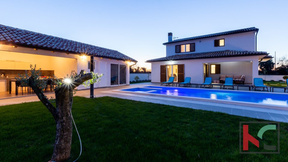 Bella villa nelle vicinanze di Lisignano, con piscina privata, casa giardino e cortile con diversi posti auto coperti #vendita