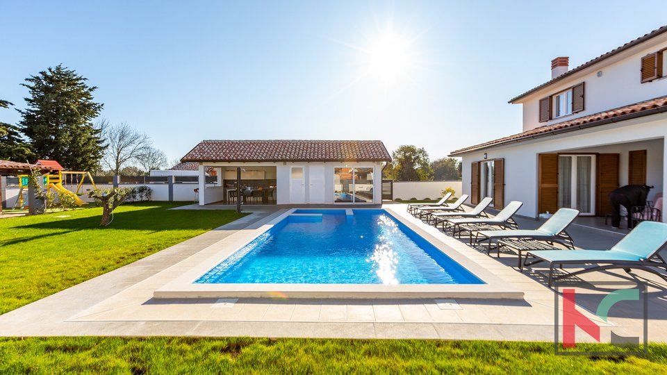 Schöne Villa in der Nähe von Ližnjan, mit eigenem Swimmingpool, Gartenhaus und Hof mit mehreren überdachten Parkplätzen #verkaufen