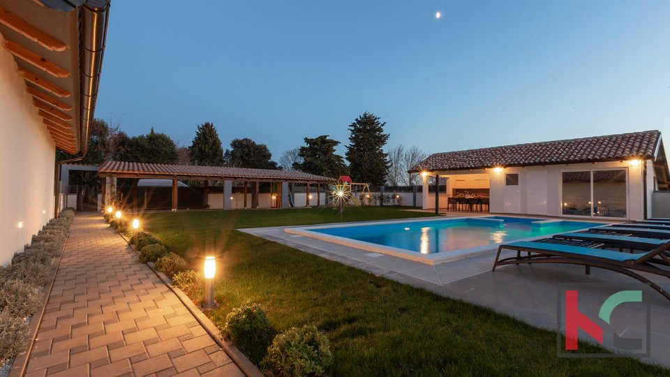 Beautiful Villa in the vicinity of Ližnjan, with its own swimming pool, garden house and yard with several covered parking spaces #sale