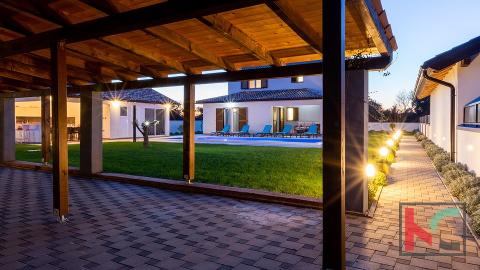 Schöne Villa in der Nähe von Ližnjan, mit eigenem Swimmingpool, Gartenhaus und Hof mit mehreren überdachten Parkplätzen #verkaufen