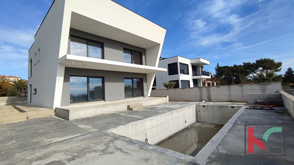 Istra, Medulin, moderna vila sa bazenom u izgradnji, pogled na Medulinski zaljev