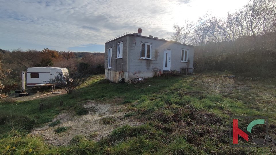 Istria, Mutvoran, terreno agricolo 12000 m2 con edificio vicino a Duga Uvala, #vendita