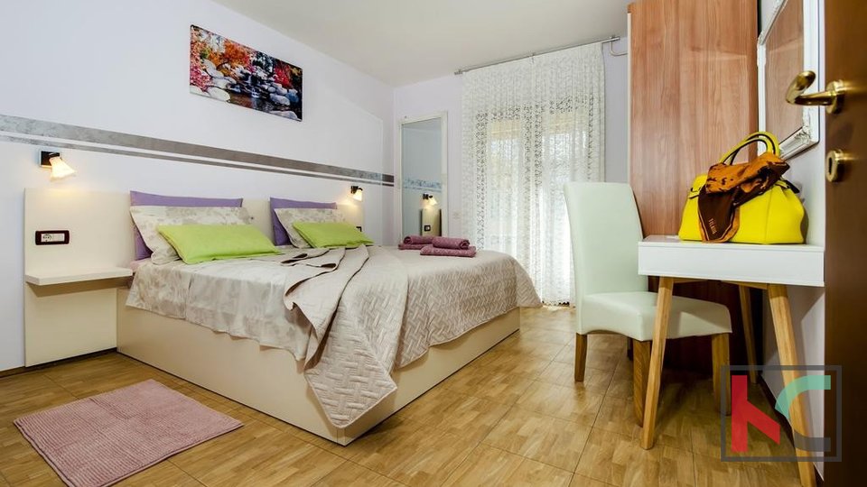 Rovinj, Einfamilienhaus 360m2 drei Wohnungen und ein separates Haus ist eine ausgezeichnete Lage