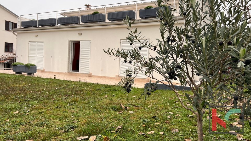 Istria, Parenzo, casa indipendente con giardino paesaggistico in ottima posizione, #vendita