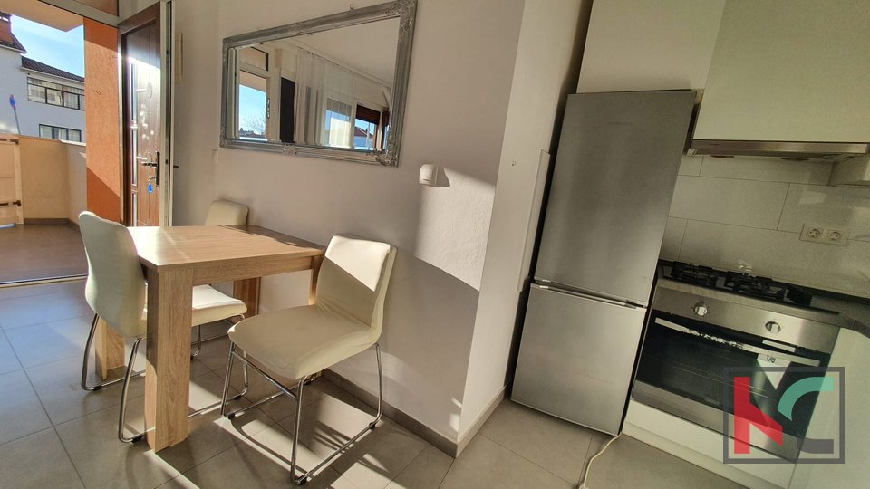 Pula, Valdebek, prekrasan osunčani jednosoban stan u novijoj zgradi, 43,96 m2 #prodaja
