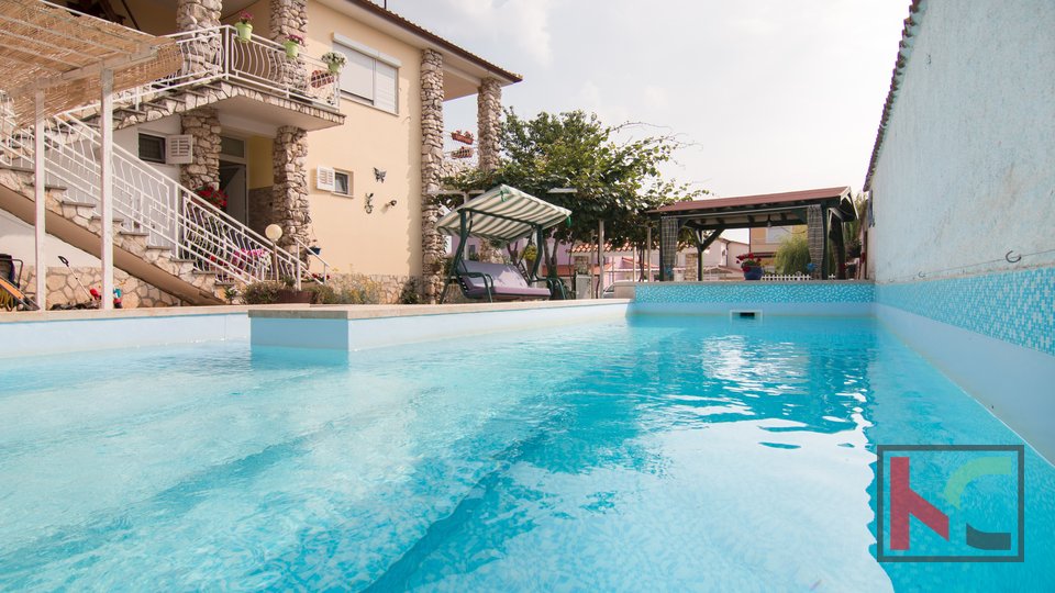 Istra, Fažana, Valbandon, družinska hiša z bazenom in 3 apartmaji, #prodaja