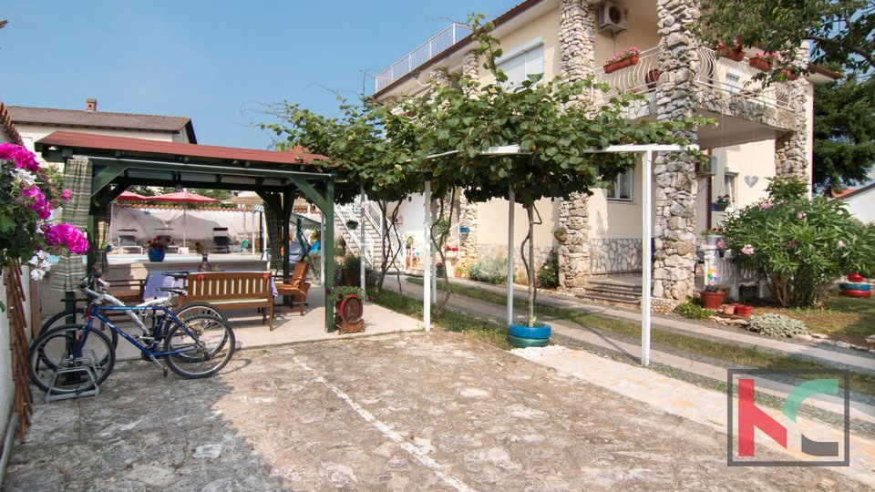 Istria, Fažana, Valbandon, family house with swimming pool and 3 apartments, #sale