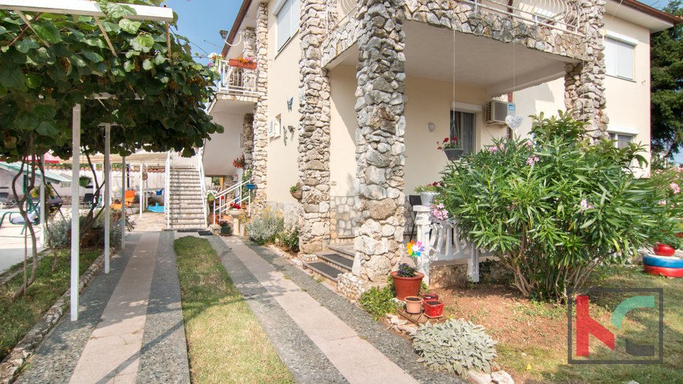 Istra, Fažana, Valbandon, obiteljska kuća sa bazenom i 3 apartmana, #prodaja