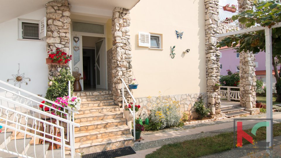 Istria, Fažana, Valbandon, family house with swimming pool and 3 apartments, #sale