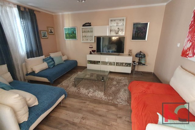 Pula, Stoja, teilweise renovierte Wohnung von 76,25 m2, mit zwei Balkonen #verkaufen