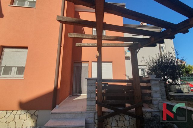 Istrien, Dorf Rovinjsko, Vierzimmerhaus 131,04 m2 in einer Reihe auf zwei Etagen + Garten von 59,24 m2 #verkaufen