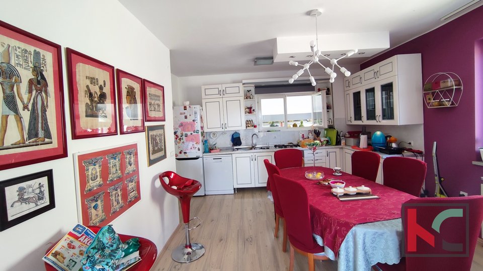 Istra, Pula, komforan obiteljski stan 3SS+DB 133,29m2 sa uređenom okućnicom, mirna lokacija, #prodaja