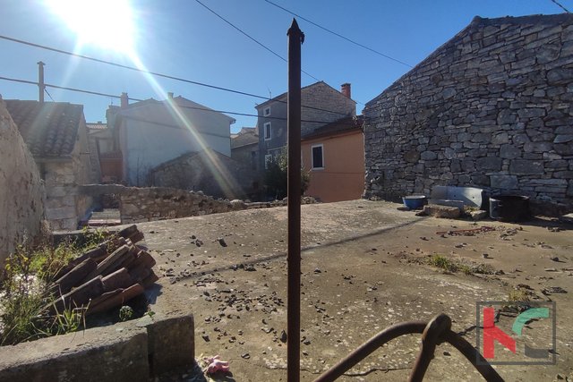 Istra, Vodnjan, kamena ruševina u centru sa okućnicom, #prodaja
