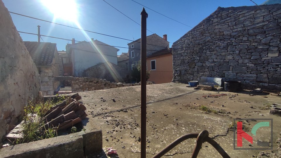 Istria, Vodnjan, stone ruin in the center with a garden, #sale