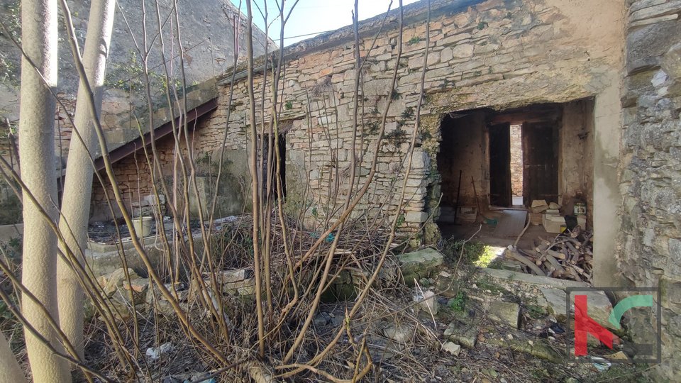 Istria, Vodnjan, stone ruin in the center with a garden, #sale