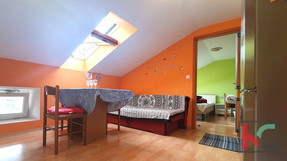 Dvosobno stanovanje na dobri lokaciji v mansardi avstro-ogrske stavbe #prodam