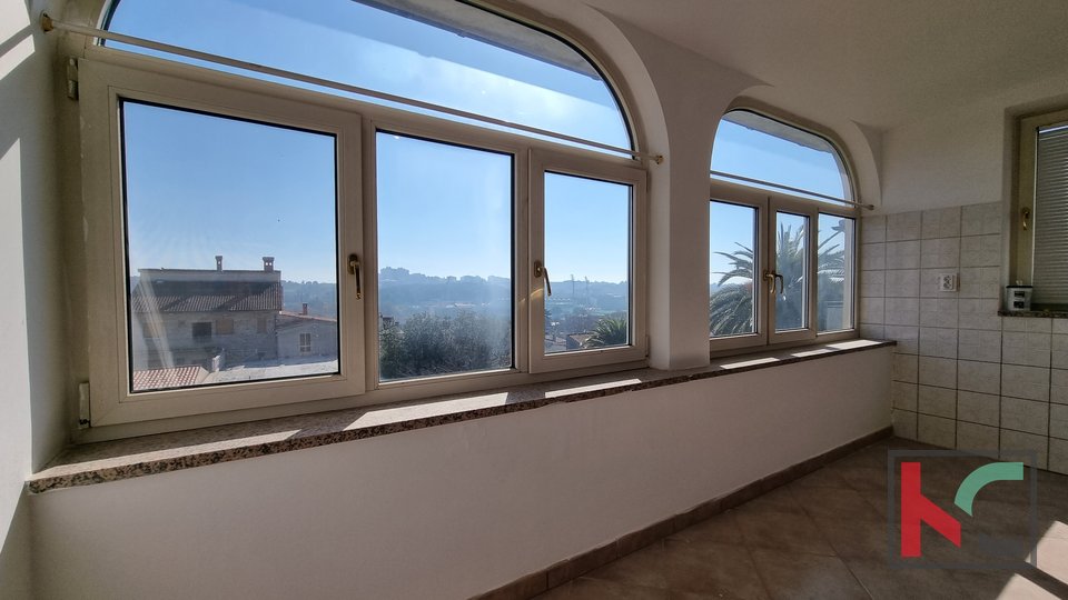 Pula, naselje Šišan, etaža hiše 134m2 s 400m2 vrta/odprt pogled na mesto, #prodaja
