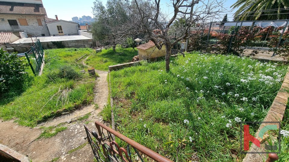 Pula, naselje Šišan, etaža hiše 134m2 s 400m2 vrta/odprt pogled na mesto, #prodaja