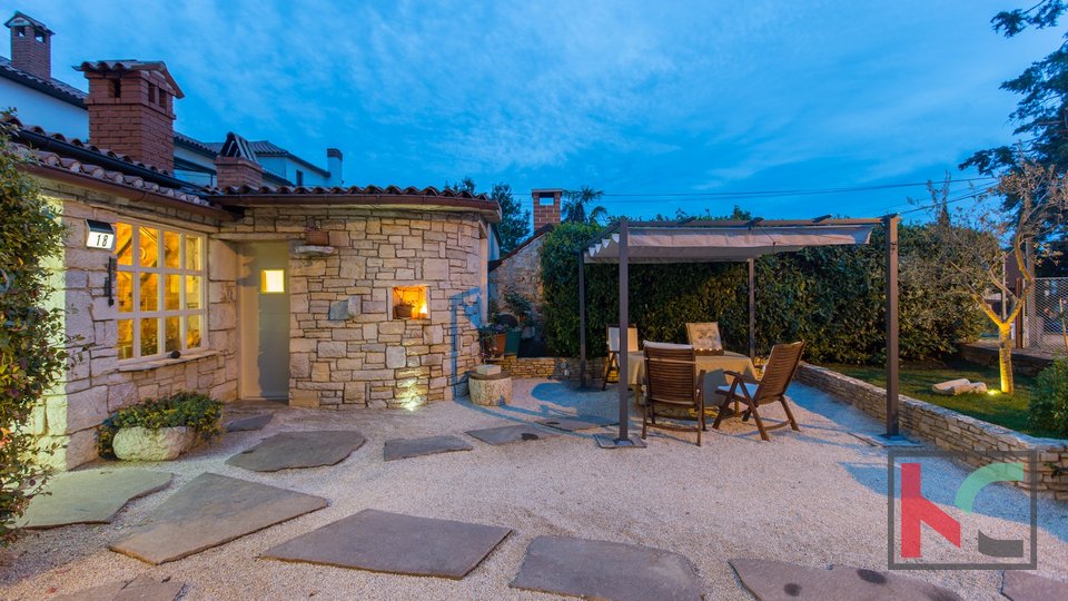 Istra, Poreč, Kaštelir, obiteljska kamena kuća sa djelomičnim pogledom na more od 228m2 #prodaja